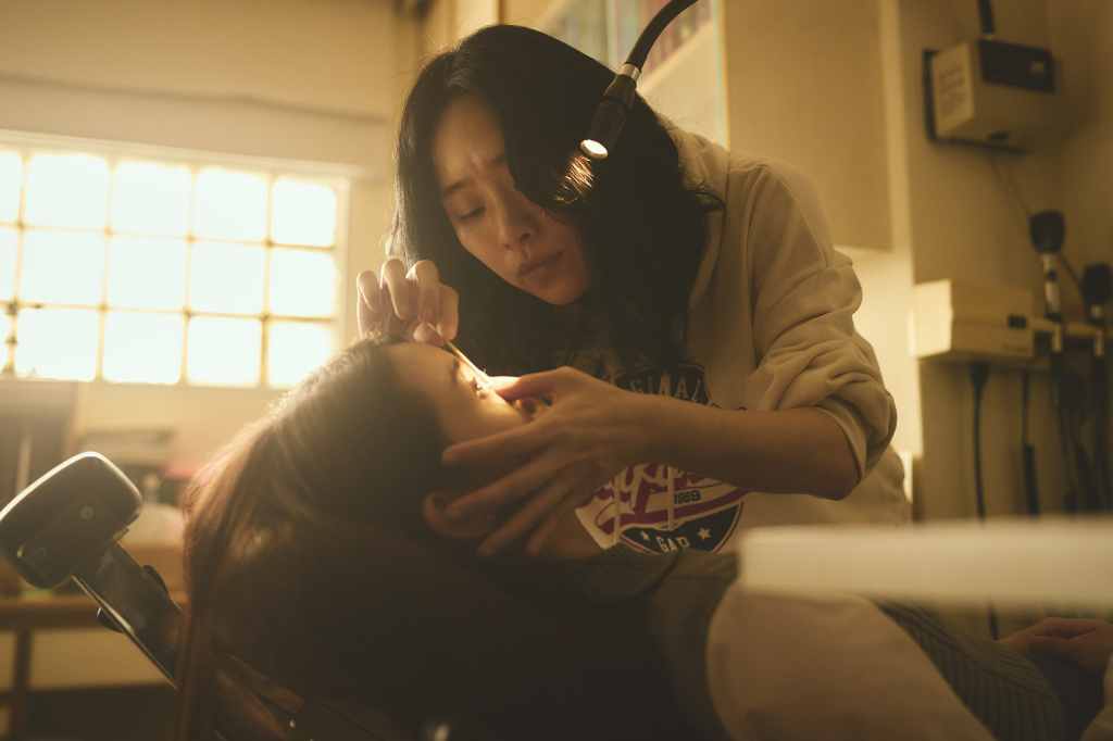 林依晨首任監製飆演技　吳可熙拍戲現場化身「眼科醫師」見眼睛紅血絲