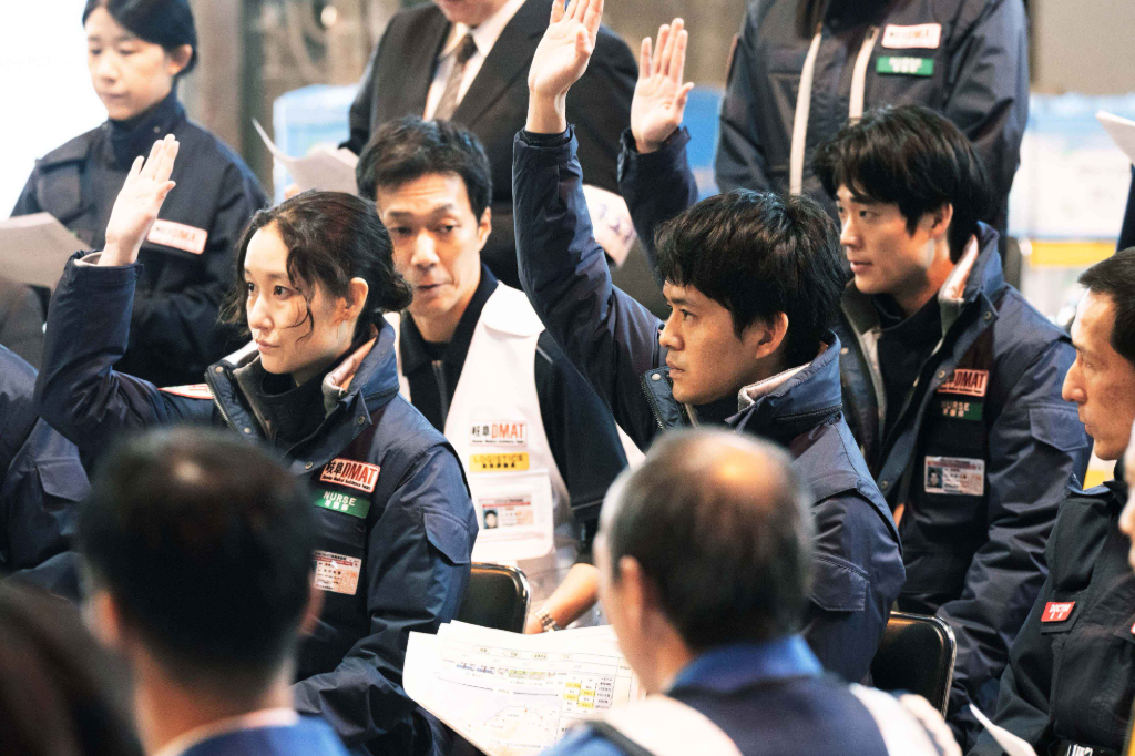 改編日本「鑽石公主號事件」！《戰疫前線》還原疫情期間醫護人員真實狀況：整天穿戴防護衣、口罩臉上留勒痕