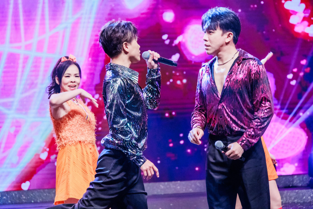 陳孟賢偽女嬌嗔喊「康哥」被識破　S腰「蛇腰舞步」誇張演出拋偶包