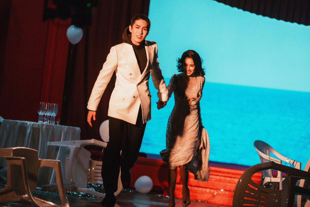 蔡依林9點半入睡成話題！MV驚見泰國大咖男神　深情對視耍浪漫