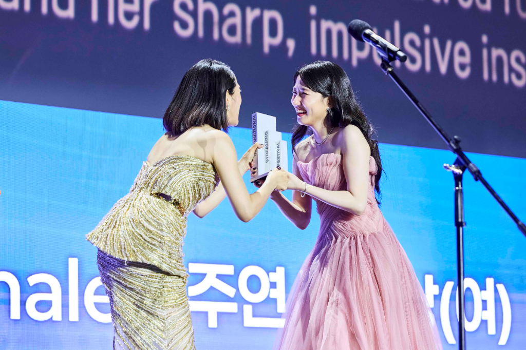 林依晨「釜山G.OTT」頒獎給朴恩斌　合影喊話：期待合作