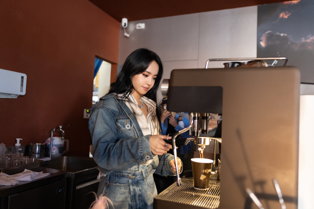 「大人界巧虎」蔡依林早睡變更美！台北咖啡廳無預警現身　親手煮咖啡寵粉