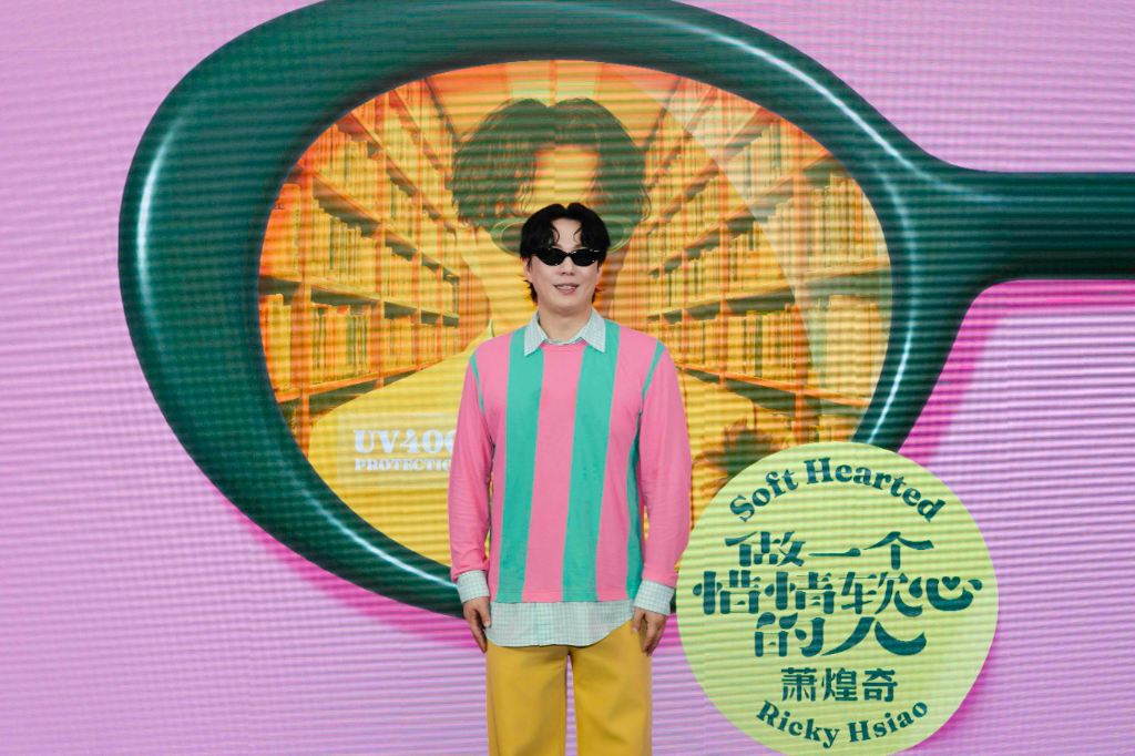 蕭煌奇品嚐北京烤鴨直呼：「鴨皮沾糖太好吃！」　初嚐豆汁大喊好酸