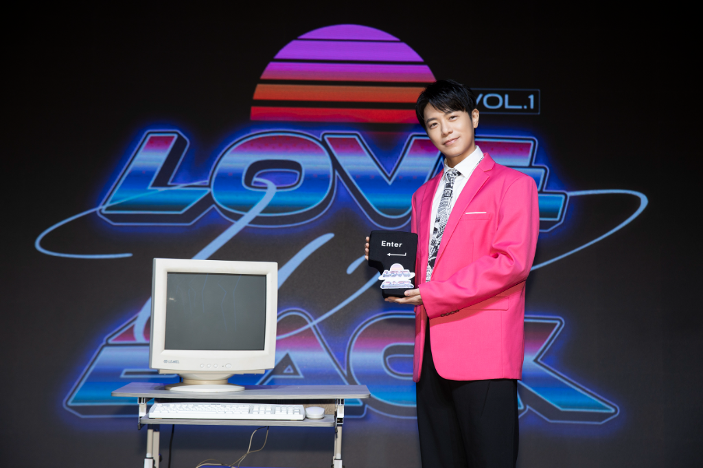 韋禮安化身「80年代漂泊浪子」穿皮衣、騎重機　親手繪製韋鳥與海獅太可愛