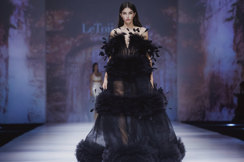 迪麗熱巴再度驚豔演繹 LETOII ATELIER高級訂製系列