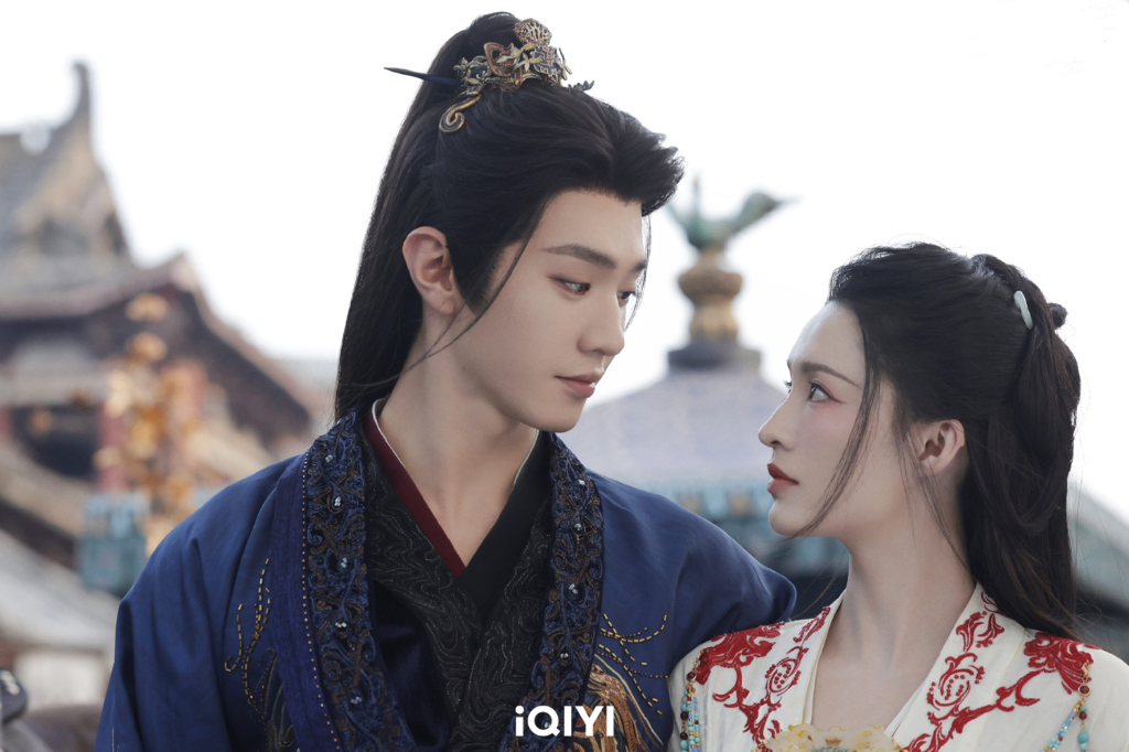 《一笑隨歌》瘋批虐戀升級！李沁被狠抽47鞭咬陳哲遠脖頸反擊：「愛得有點變態」