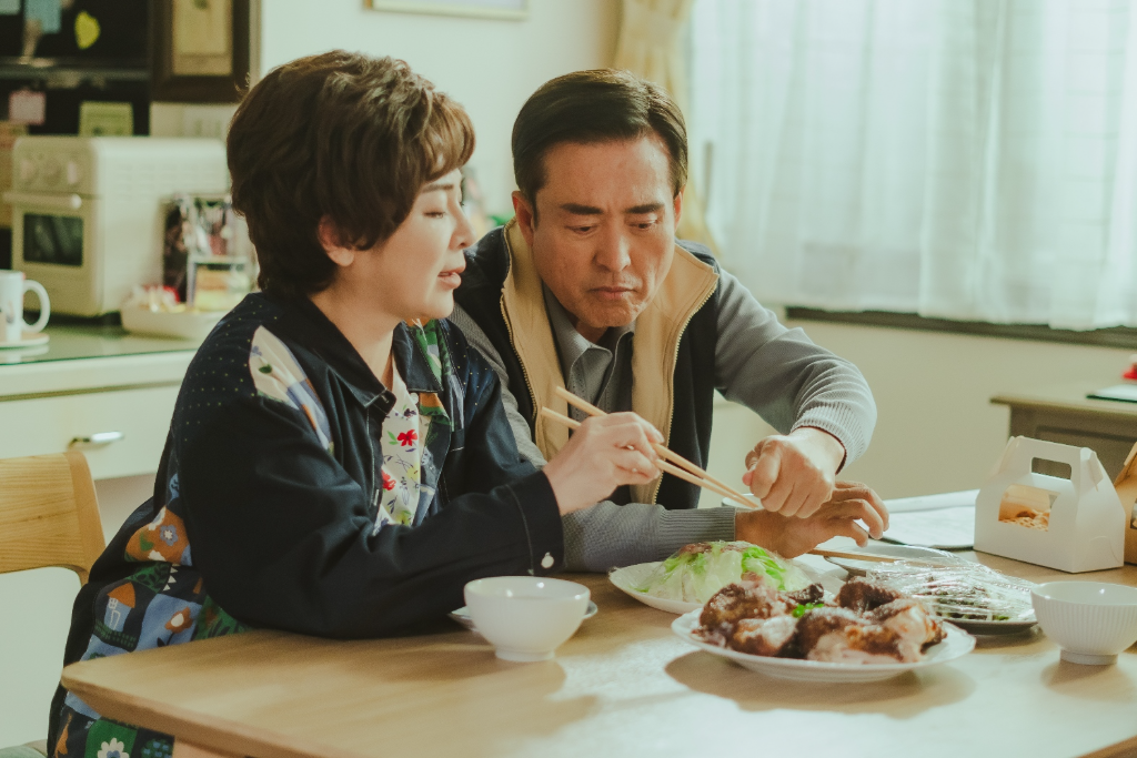 曾一件T恤穿到破！57歲王彩樺抱持：「當花則花、當省則省」