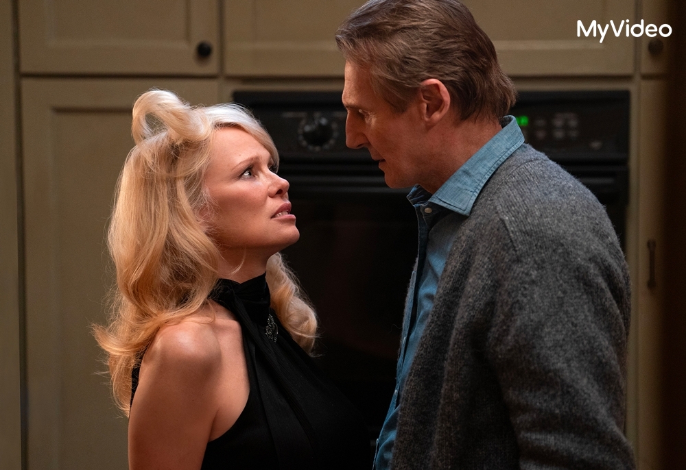 《脫線神探》連恩尼遜與潘蜜拉傳假戲真做！編劇曝第一天就嗅出化學反應：「他們非常喜歡彼此」