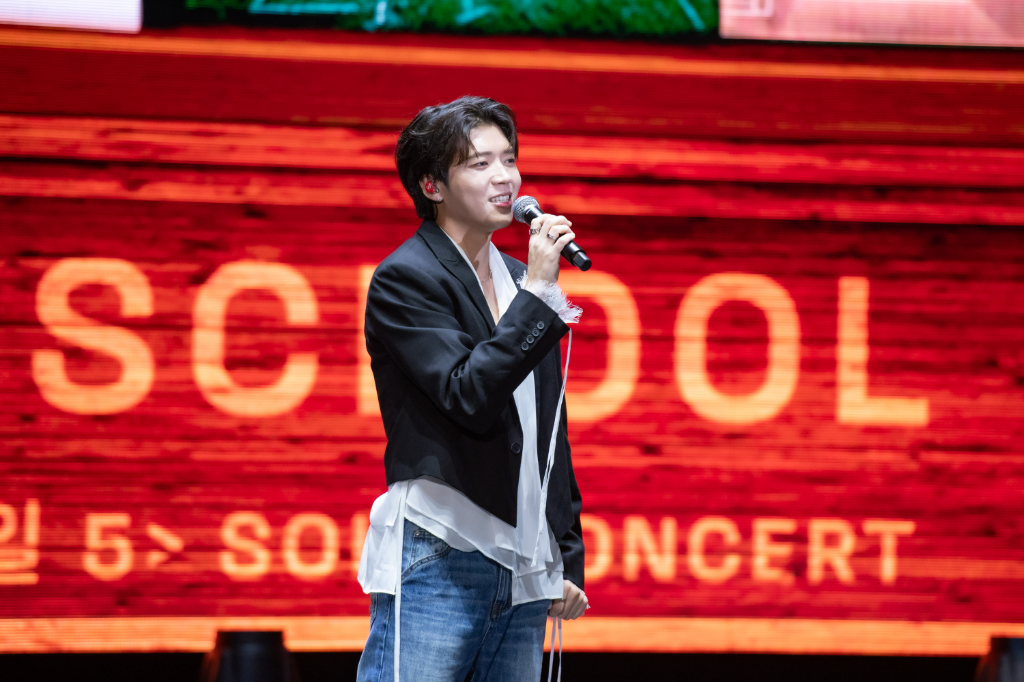  INFINITE南優鉉演唱會寵粉爆表！下台親手餵零食、親簽專輯送粉絲當禮物