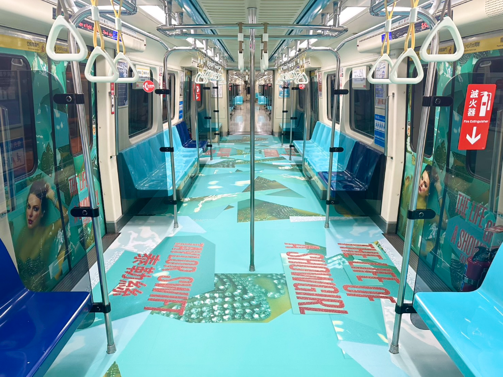 「泰勒絲星夢列車」啟動！板南線化身最閃捷運車廂　吸粉絲朝聖中