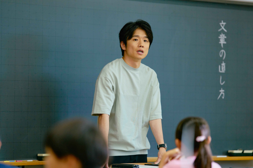 風間俊介《普通的孩子》化身小學班導　強大氣場讓孩子們不敢放肆