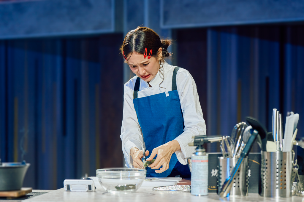 《星廚之戰》明星失控戰況引爆笑！安心亞活蝦前崩潰尖叫、李玉璽獻出除魚鱗處女秀 