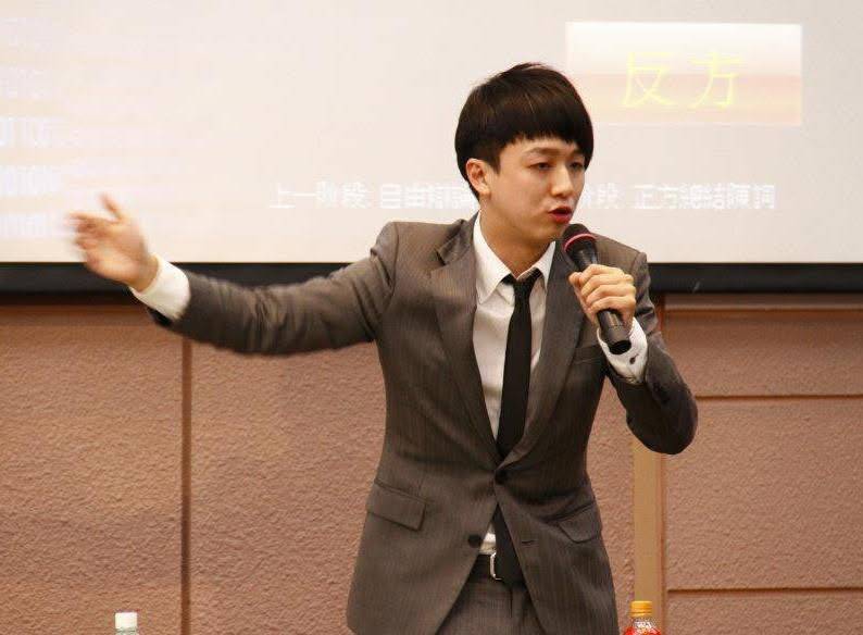 辯題開嗆「禁抖音利大於弊？」李正皓回歸辯壇當評審　突曬學生時期「最佳辯士」榮耀照