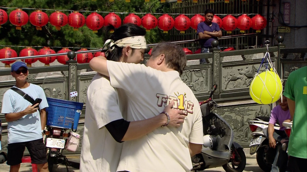 郭忠祐壓頭擬吻胡瓜演BL 　宋讚養加碼「激烈擁吻」全場嗨翻