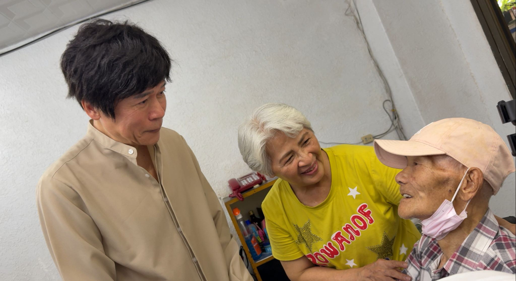 洪榮宏年輕帥照曝光！探望95歲恩師落下男兒淚　老師緊抓衣角不放