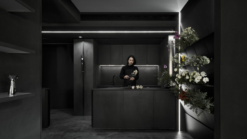 宛如藝廊般的黑色舞台！以花朵而生綻放極致美感的空間設計