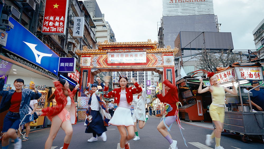 百萬Youtuber金針菇唱出「我愛台灣」！MV遍走台北六大地標：茄芷袋、手搖飲、小吃元素都入鏡