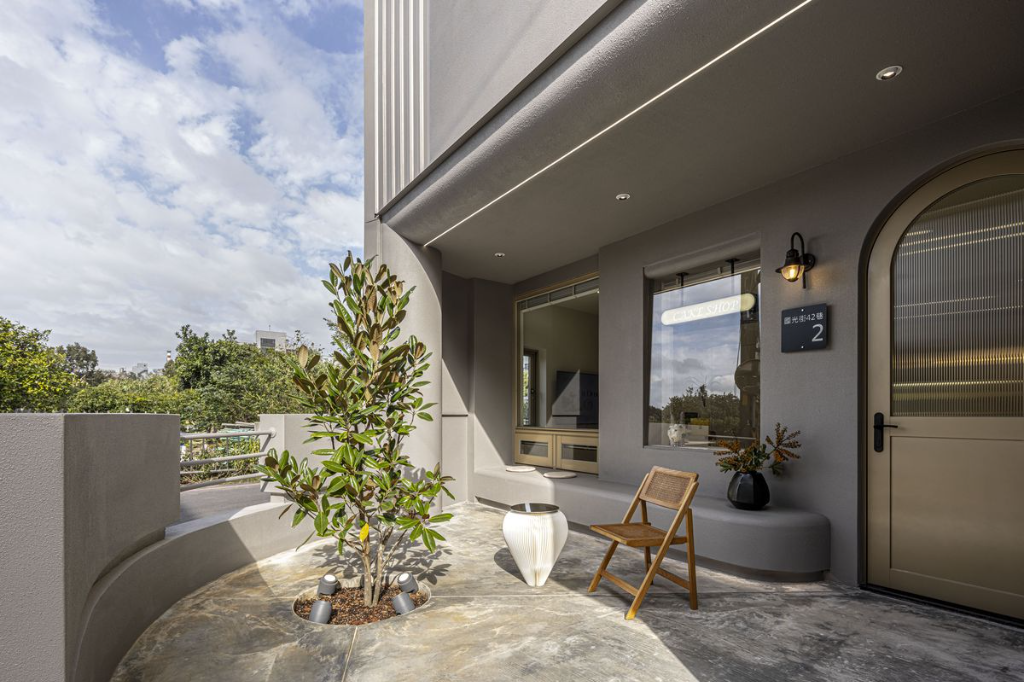 沒有大張旗鼓卻蘊含力量！40年老屋翻新打造56坪甜點店的靜謐時光