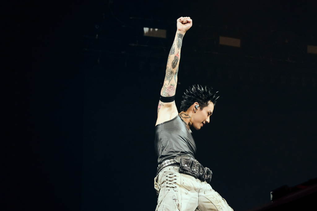 Marz23扯衣秀腹肌嗨喊「34歲育有一子」　興奮玩起人體衝浪