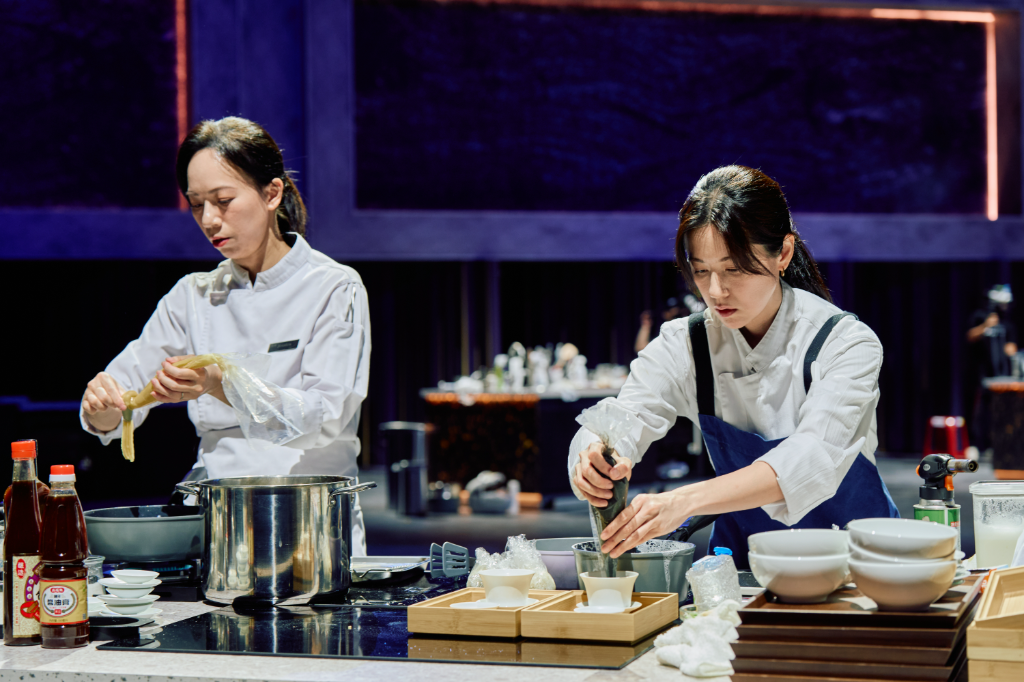 調酒冰塊被搶光！林予晞徒手鑿大冰磚笑喊：到北極取冰嗎？