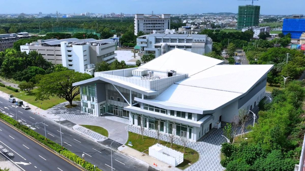 斥資5.3億打造北高雄運動新地標！「岡山運動中心」融合空軍、竹編、文化的特色運動建築