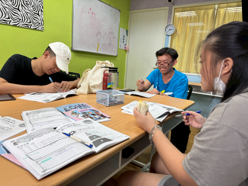 手心向上到手心向下：從孤獨的「滑手機」，到立志成為溫柔的助人者