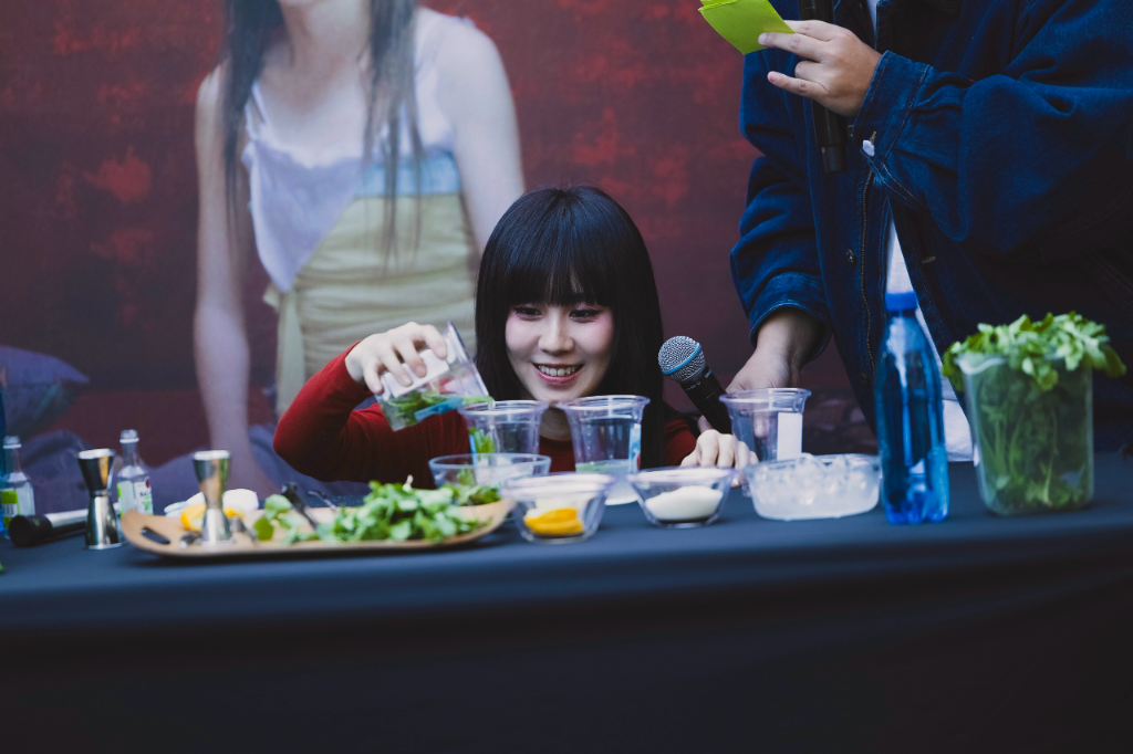 白安自曝是「香菜狂熱分子」！路邊野餐親手特調「香菜Mojito」　幸運歌迷喝完竟說好喝