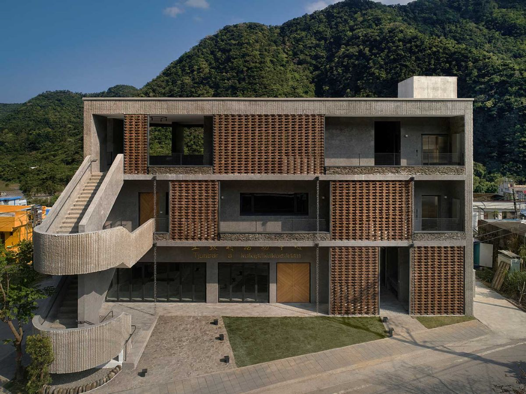 「台東縣達仁鄉土坂村活動中心」融合傳統與現代元素！從建築看見自然力量的痕跡與地域美學的文化意象