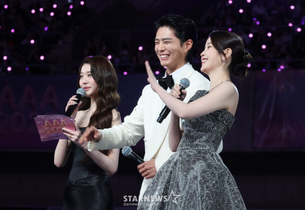 E人朴寶劍後台親民形象曝光！遇到林俊傑害羞求簽名　與佐藤健聊天停不下來