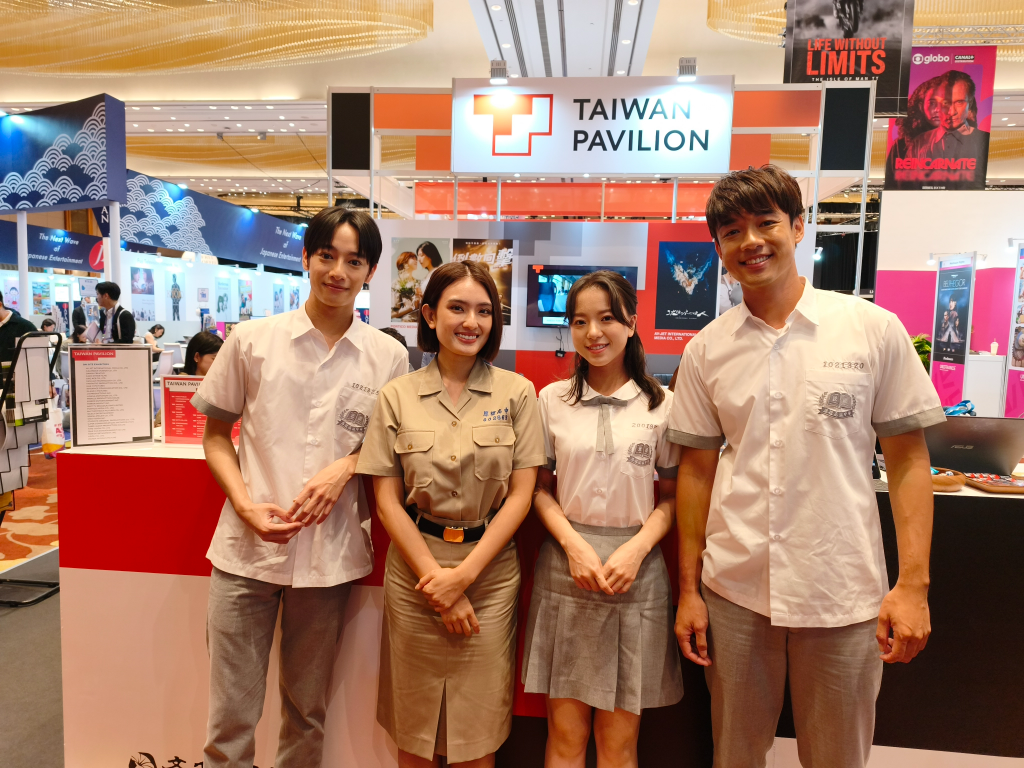 《愛殺17》原班底打造新戲！項婕如不顧皮膚過敏　新加坡狂嗑螃蟹大餐、山貓王榴槤