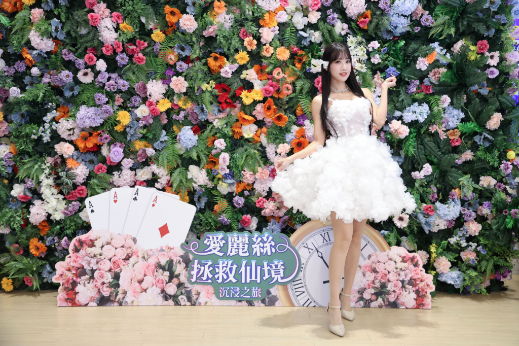 蔡依林認證的「仙女妹」！啦啦隊女神楊若歆化身愛麗絲走進仙境　忙到停不下自拍