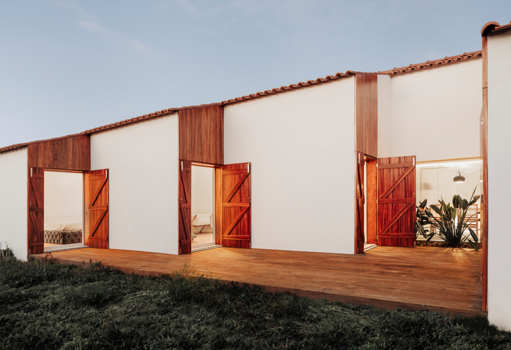 葡萄牙鄉村住宅．簡約白與質感木的排列組合