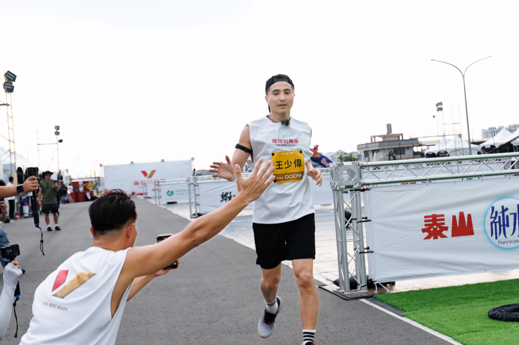 王少偉49歲逆天身材震撼全場　彭小刀現身助陣「56不能亡」上演兄弟情