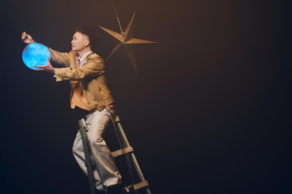 想當酷哥卻破功！蕭秉治拍MV爬梯子腳狂抖　自招有懼高症