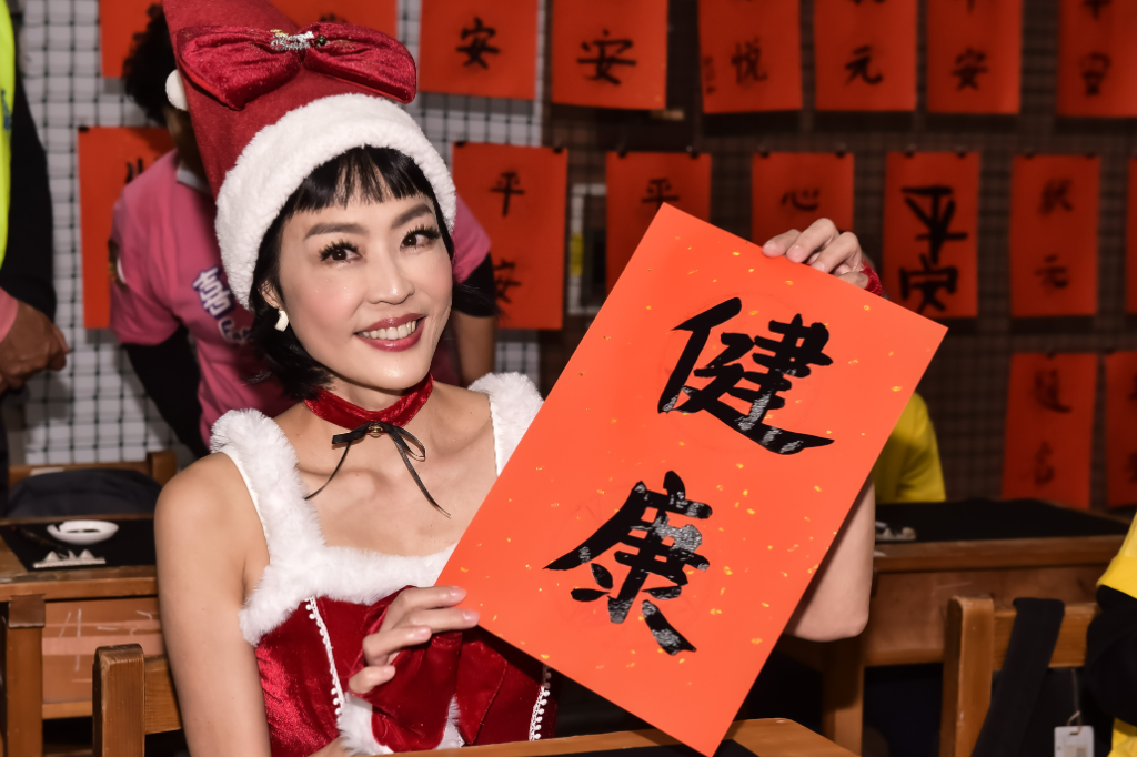 唐玲罹「胃癌四期」現身聖誕點燈活動！獲頒榮譽模範生獎狀　最新近況曝光