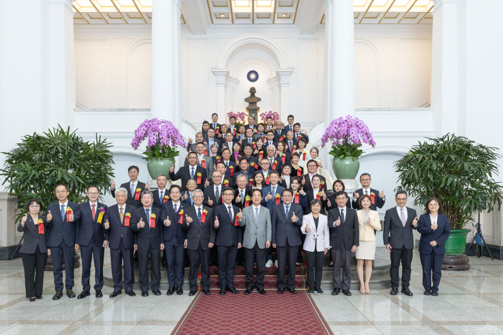 龍昊建設獲國家建築金質獎出席總統接見會議，盼政府全面檢討容積制度、改善營建廢棄物處理，以加速蘆洲老舊社區安全更新