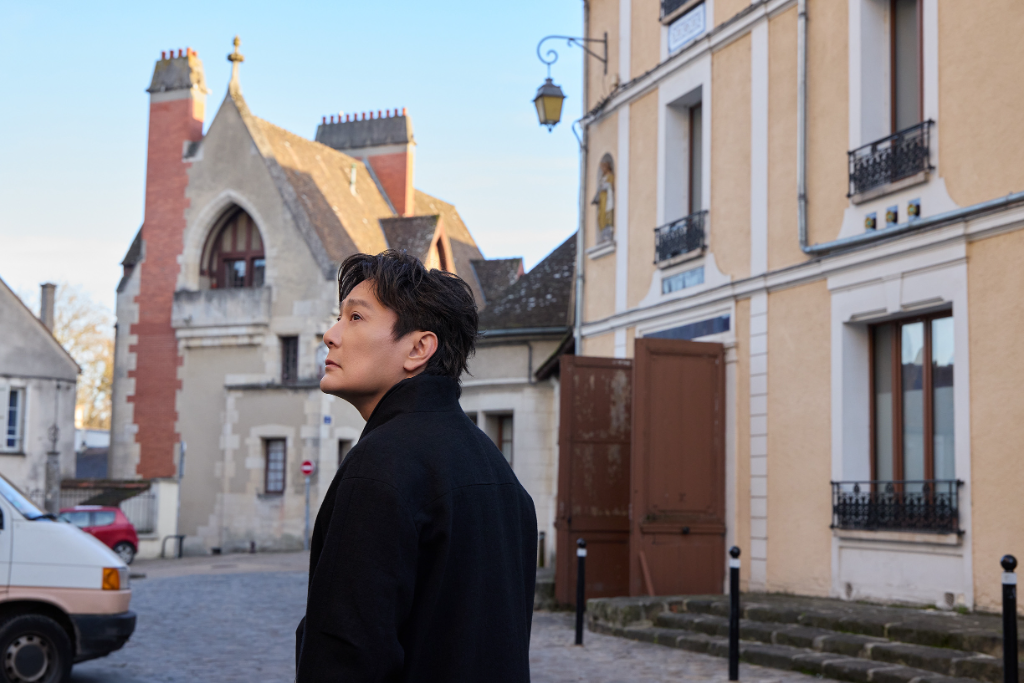 張信哲〈守候〉MV 走遍巴黎名景　暖心攜媽媽與弟弟同行