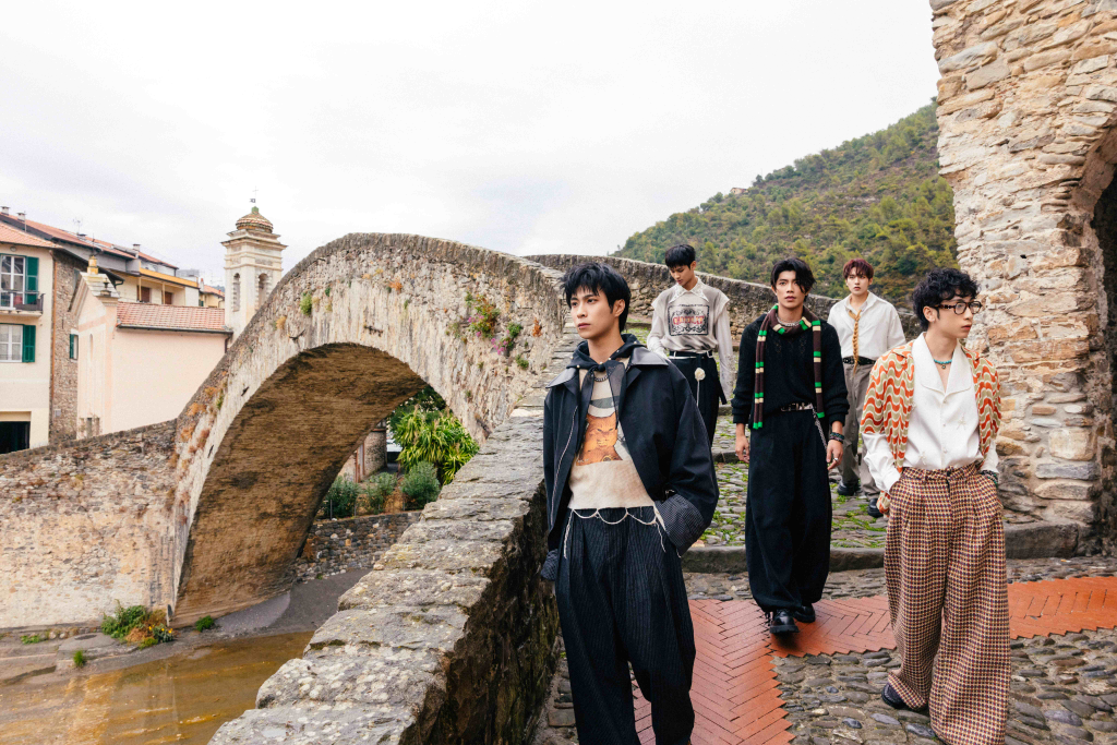 FEniX遠赴南法取景彷彿入莫內畫作　親見歐洲「日光浴」太害羞