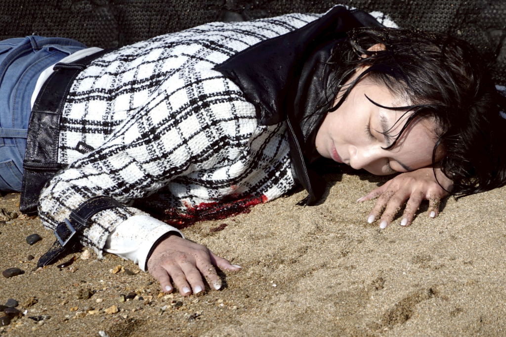 張家瑋《好運來》臥底身分曝光！倒臥海岸生死未卜　震撼畫面流出