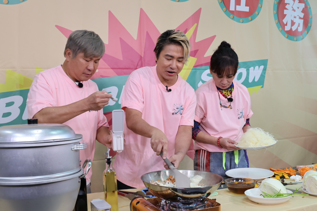 陳亞蘭下廚大翻車！炒米粉笑翻汐止婆媽　「烹飪小白」胡瓜被遠端指導