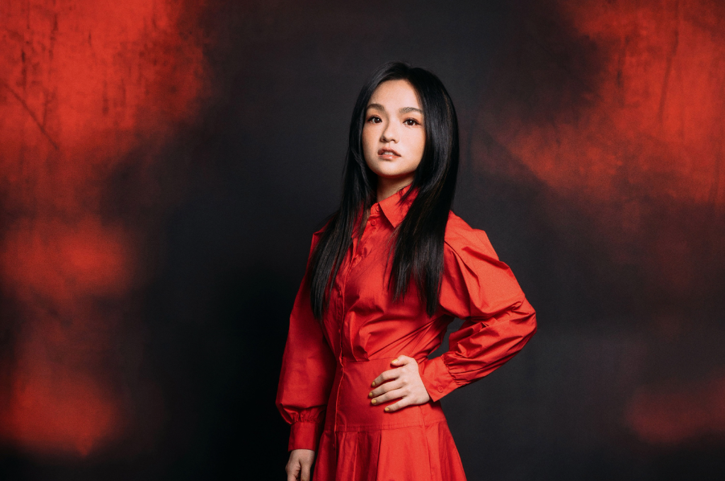 《身騎白馬》紅遍尾牙場！徐佳瑩生日連趕兩場　為明年馬年帶來好兆頭