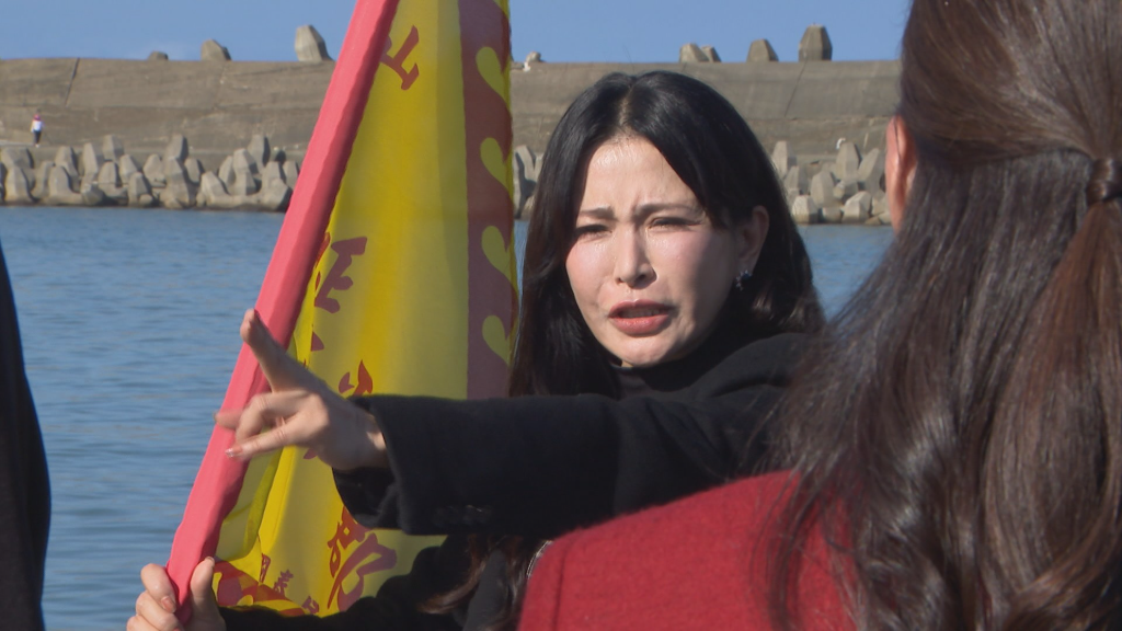 白目再升級！德馨「神明上身」假乩狂奔防波堤　連陳珮騏看了都笑場