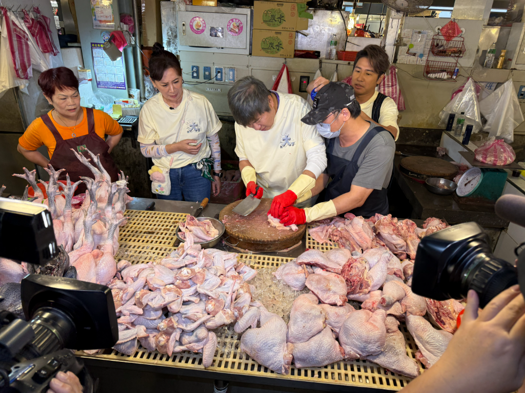 胡瓜逛市場人氣炸裂！被攤商「強迫送魚」哭笑不得　獻出雞腿去骨初體驗