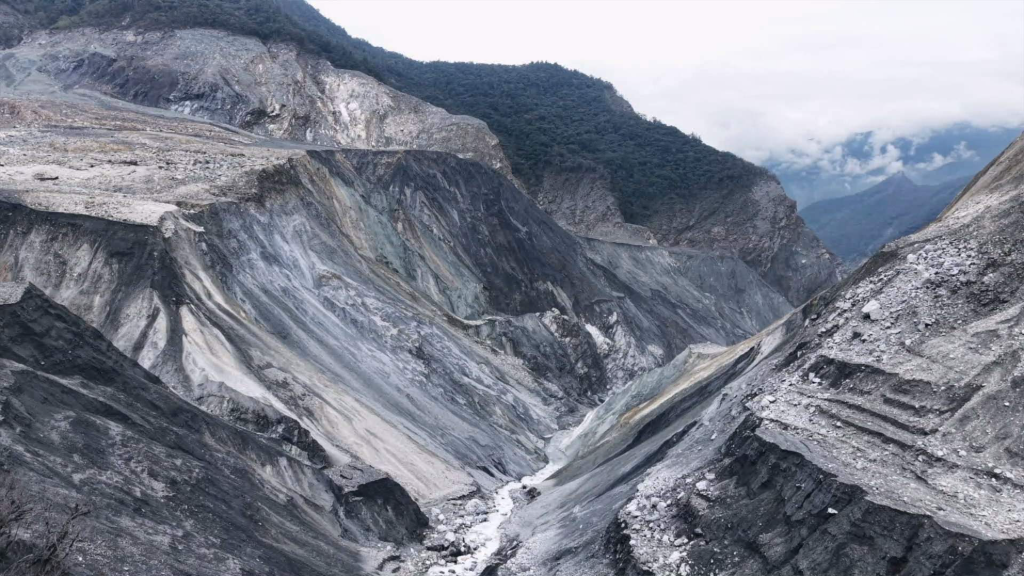 直擊馬太鞍溪崩塌現場！《我們的島》深入上游揭開堰塞湖真相：不只是一場災難