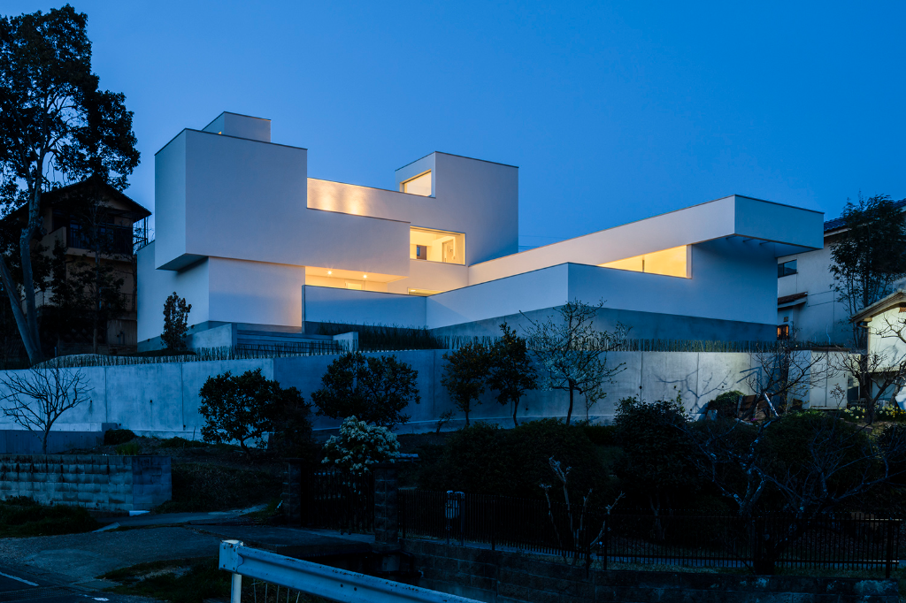 將潔淨純白框進濃密翠綠中｜日本滋賀縣山頂別墅