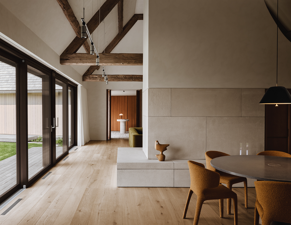 與湖光對話的加拿大湖畔住宅：當屋脊與地景相呼應　建築與自然從此共享同一種語言