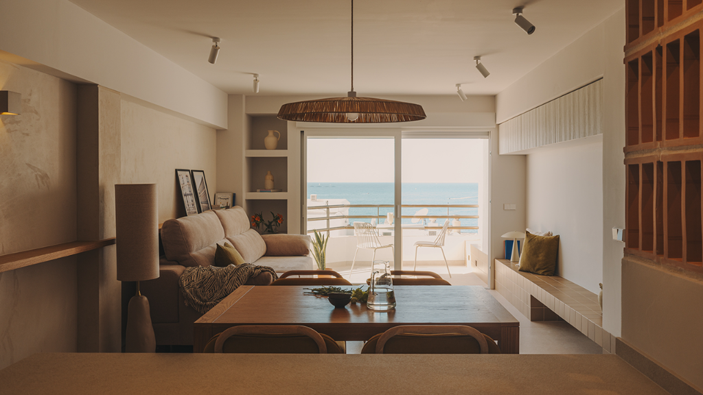 面朝地中海的西班牙公寓改造計劃：模糊邊界的設計語彙 享受理想居家生活的絕佳滋味