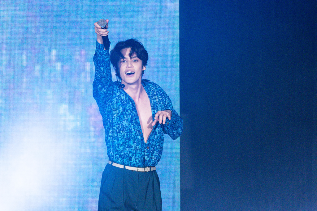 寒流也擋不住！《死亡筆記本》聲優宮野真守短袖短褲登台　飛吻連發甜喊「你很可愛」