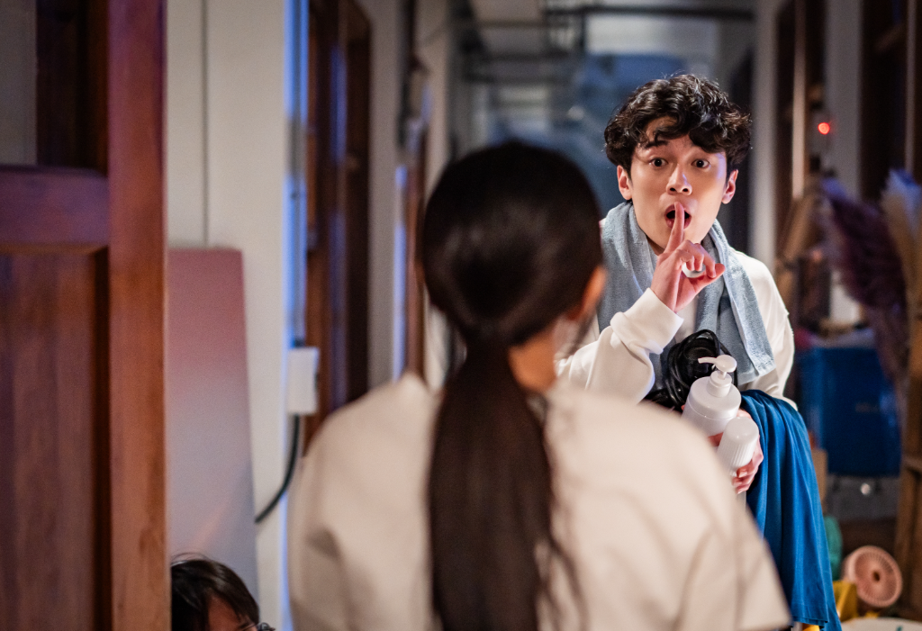 見到女神邵雨薇太緊張！顏廷儒開拍首戲動作全NG　吊鋼絲飛出去10次