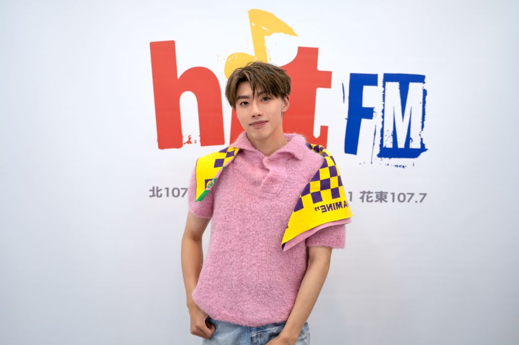 寒流來襲抱病硬上！Ozone 黃文廷信義區粉紅短袖快閃　200粉絲「黏踢踢」力挺